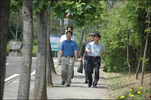 박노정씨 등 4명이 1주일 동안 진주교도소에서 노역 후 나오고 있다. 